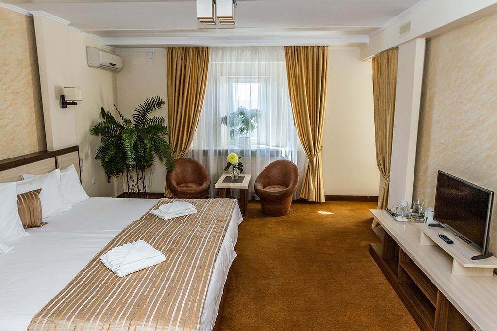7 Sky Hotel Klinicheskaya Street Киев Екстериор снимка