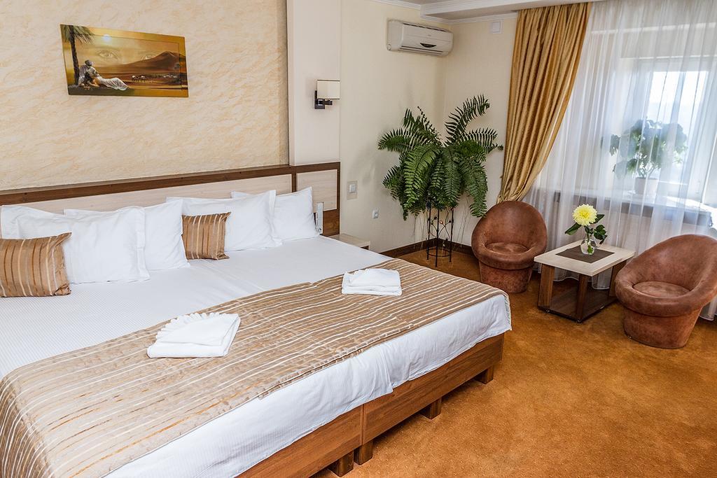 7 Sky Hotel Klinicheskaya Street Киев Екстериор снимка