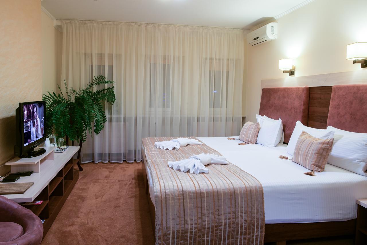 7 Sky Hotel Klinicheskaya Street Киев Екстериор снимка