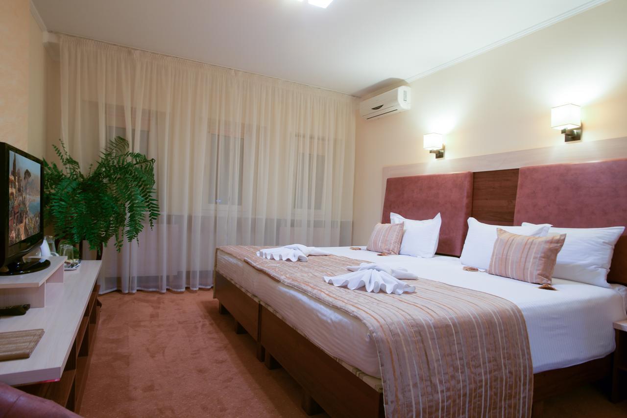 7 Sky Hotel Klinicheskaya Street Киев Екстериор снимка