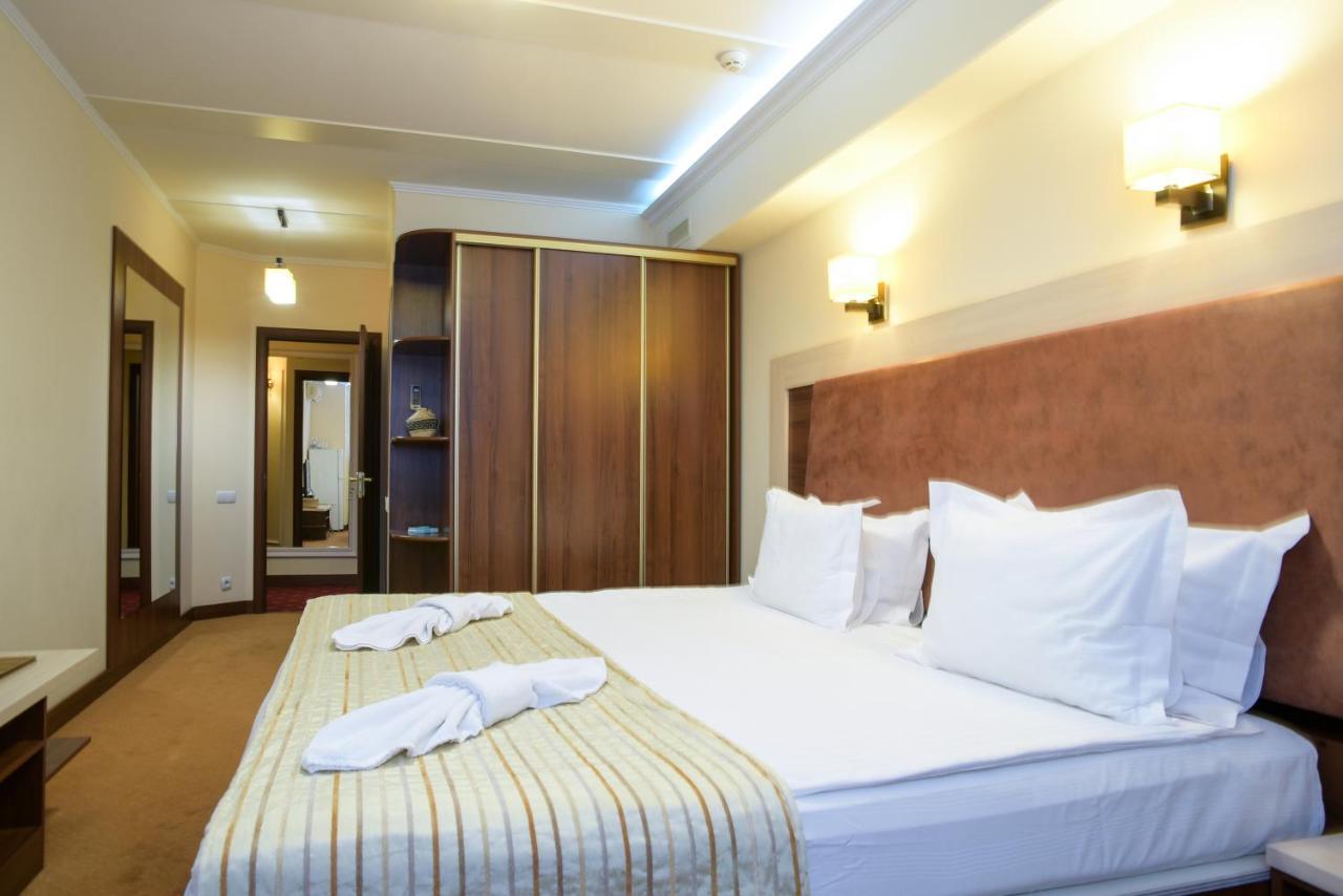 7 Sky Hotel Klinicheskaya Street Киев Екстериор снимка