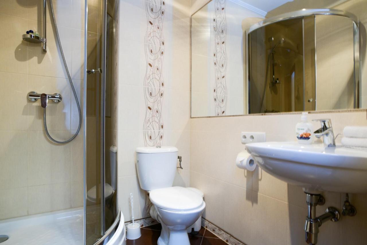 7 Sky Hotel Klinicheskaya Street Киев Екстериор снимка