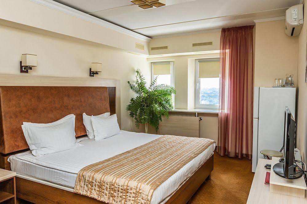 7 Sky Hotel Klinicheskaya Street Киев Екстериор снимка