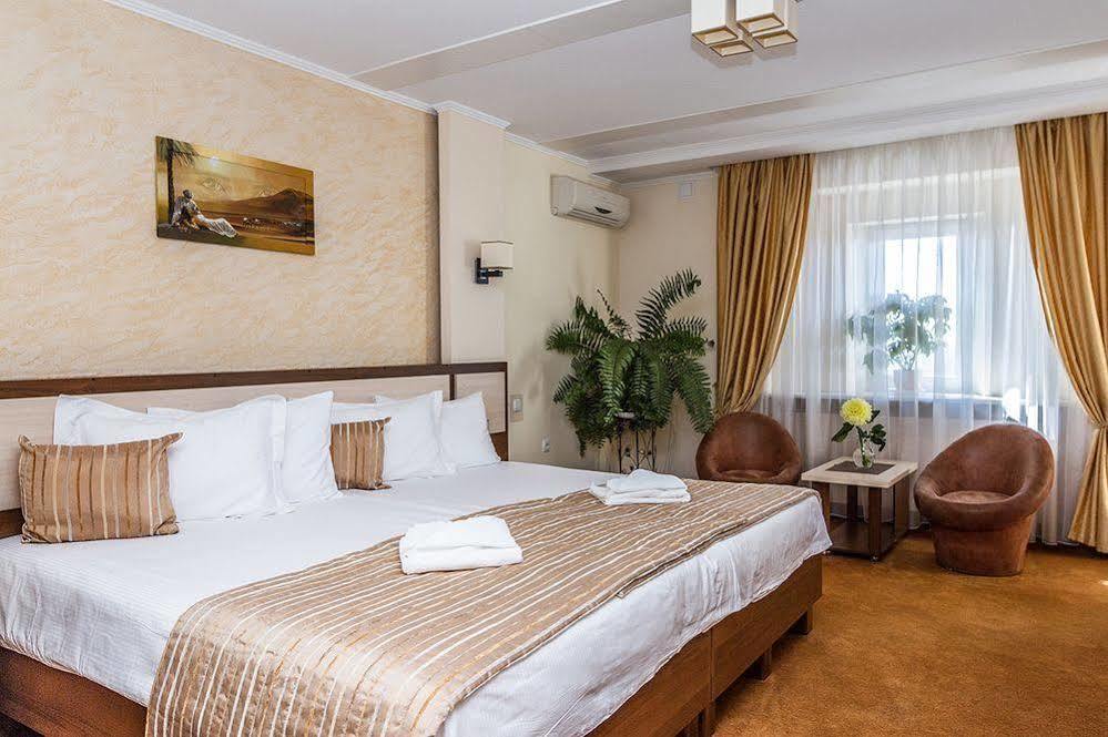 7 Sky Hotel Klinicheskaya Street Киев Екстериор снимка