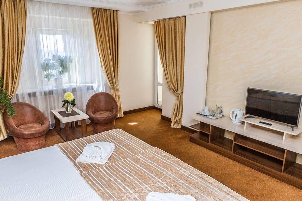 7 Sky Hotel Klinicheskaya Street Киев Екстериор снимка