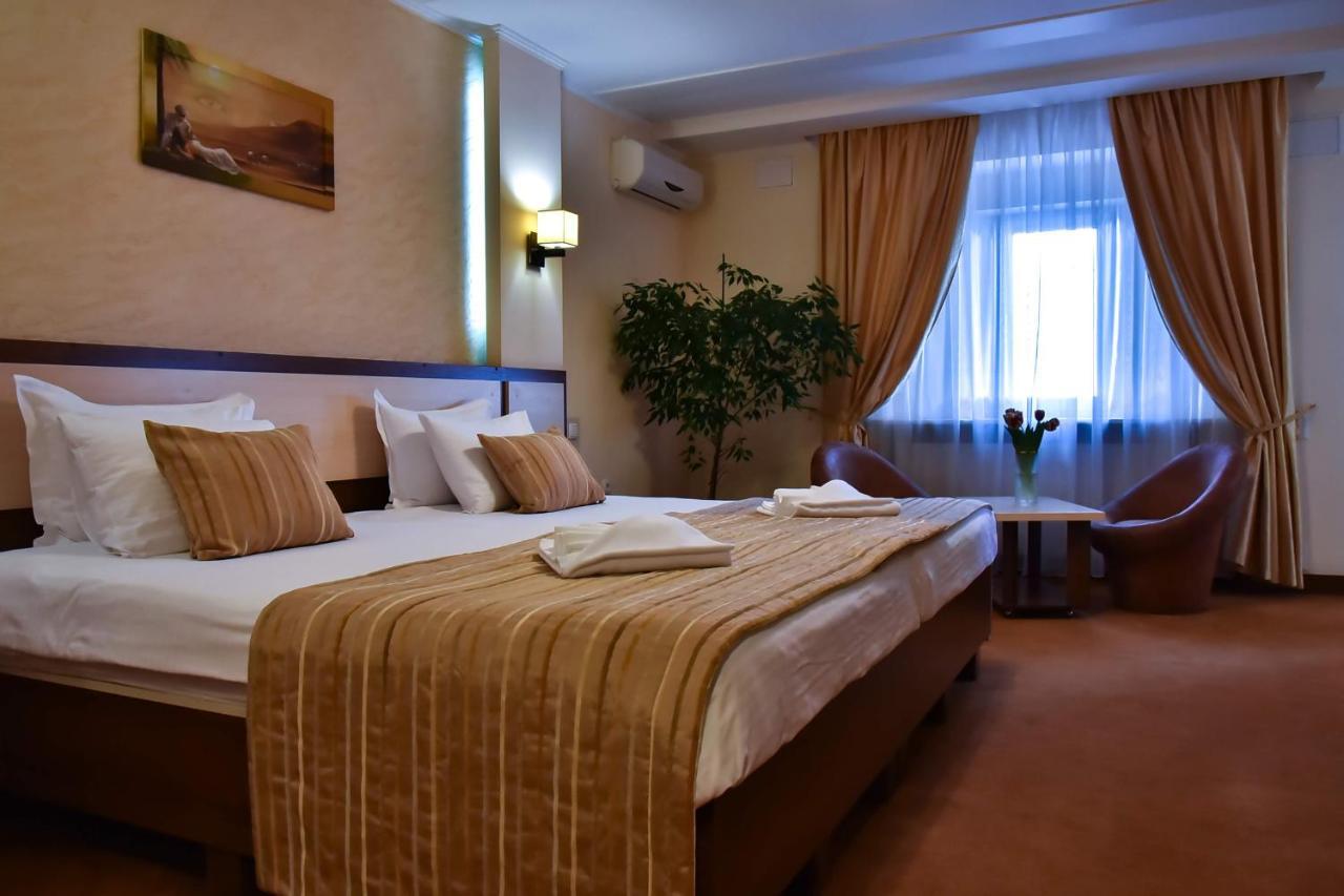 7 Sky Hotel Klinicheskaya Street Киев Екстериор снимка