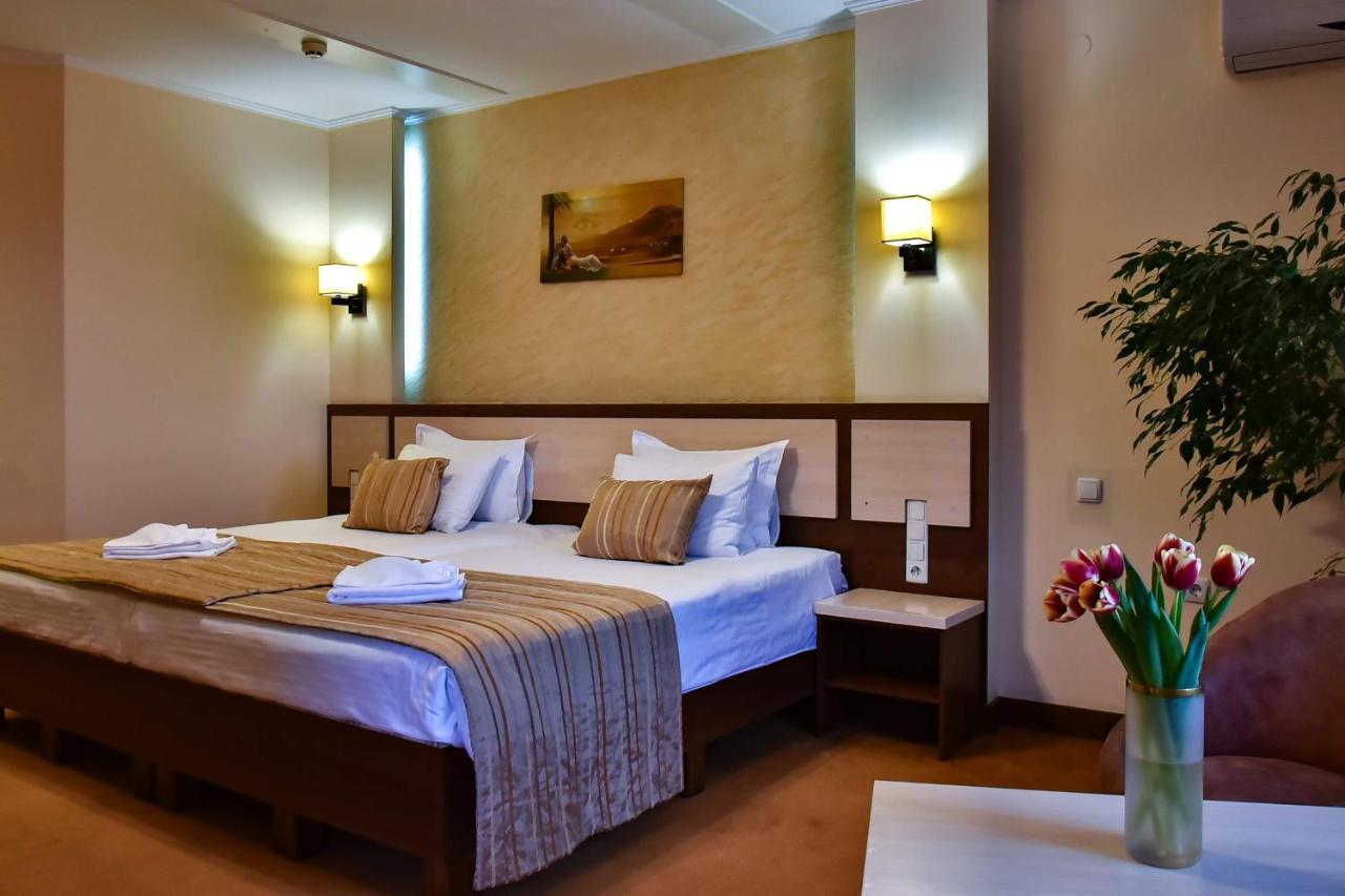 7 Sky Hotel Klinicheskaya Street Киев Екстериор снимка